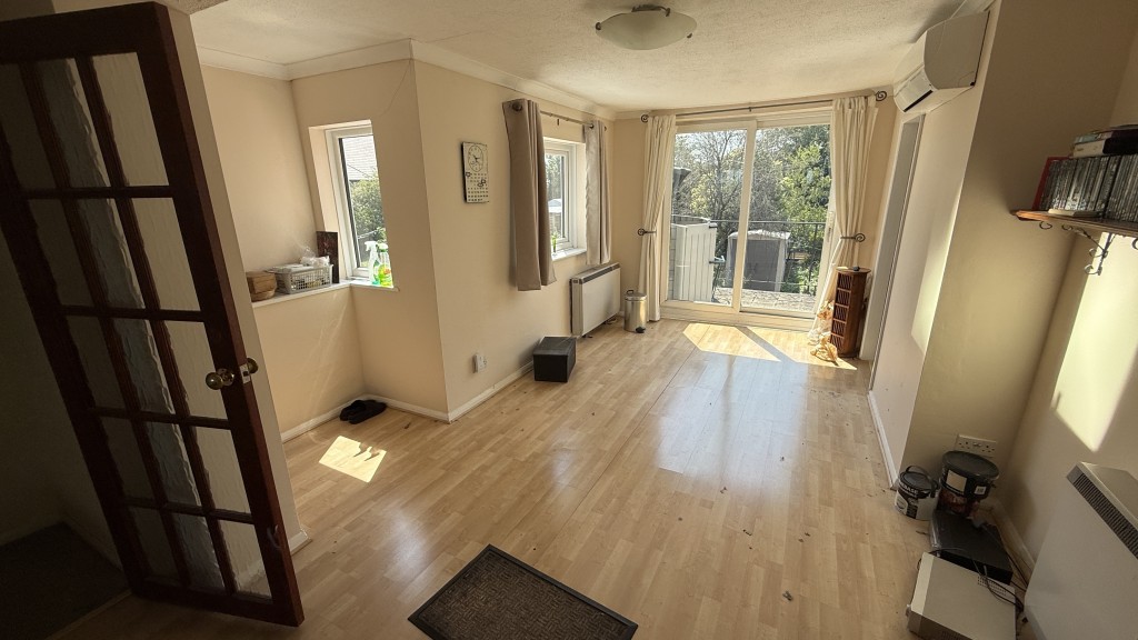 Lot: 104 - FIRST FLOOR TWO-BEDROOM MAISONETTE WITH BALCONY GARDEN AND PARKING - Internal image of living room looking back towards terrace